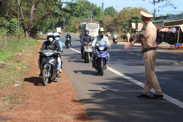 Những ngày đầu xử lý vi phạm giao thông theo Luật Trật tự, an toàn giao thông đường bộ và Nghị định mới