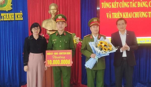 Khen thưởng Công an quận Thanh Khê khám phá chuyên án lừa đảo trên không gian mạng