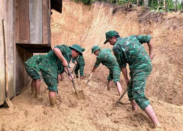 Công an, bộ đội giúp người dân biên giới khắc phục hậu quả bão số 10
