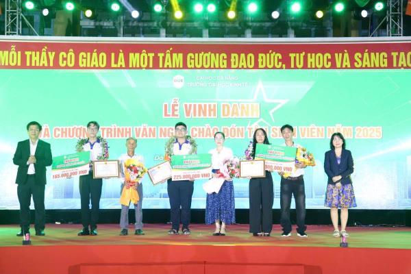 Trao hơn 10,5 tỷ đồng học bổng và khen thưởng cho sinh viên Trường Đại học Kinh tế – Đại học Đà Nẵng