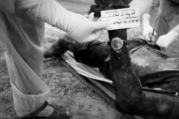 Bí ẩn thi thể nổi trên đập thủy Điện, trên lưng mang theo tảng đá lớn