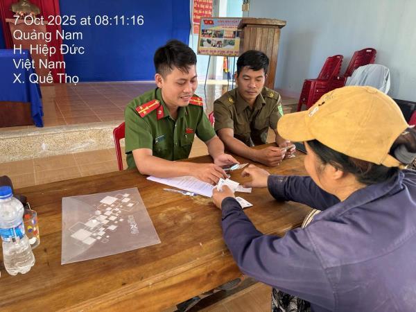 Công an xã phát căn cước tại nhà cho người già yếu, đi lại khó khăn