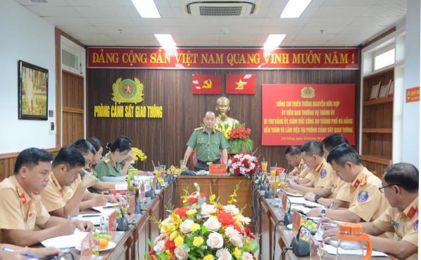 Triển khai hiệu quả các chuyên đề xử lý vi phạm, quyết tâm kéo giảm TNGT đến mức thấp nhất