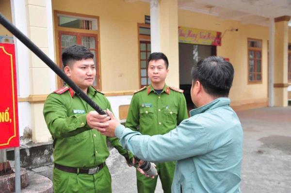 Vận động, thu hơn 400 khẩu súng các loại