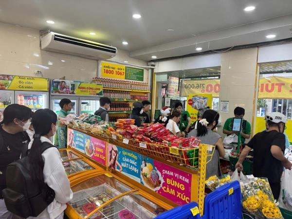 Người dân Đà Nẵng tranh thủ mua sắm, dự trữ lương thực ứng phó bão số 12