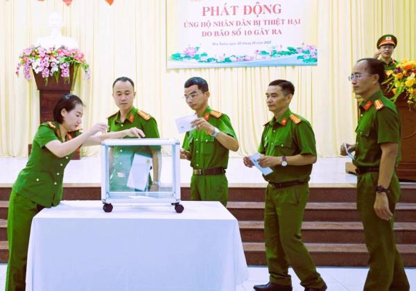 Công an phường Hòa Xuân ủng hộ đồng bào bị thiệt hại do cơn bão số 10