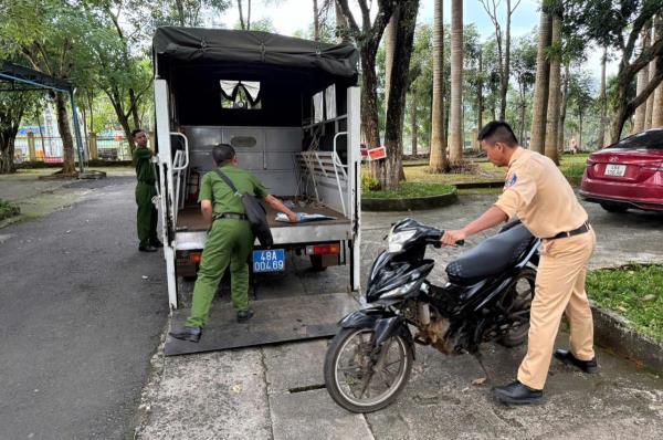 Tạm giữ hình sự 2 đối tượng có hành vi trộm cắp xe máy