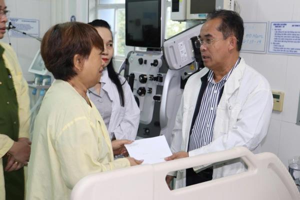 Lãnh đạo thành phố chỉ đạo nỗ lực cứu chữa 4 nạn nhân bị ngạt khí