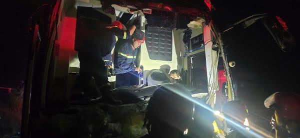 Cứu 5 người trên xe khách bị nạn ở cao tốc Đà Nẵng - Quảng Ngãi