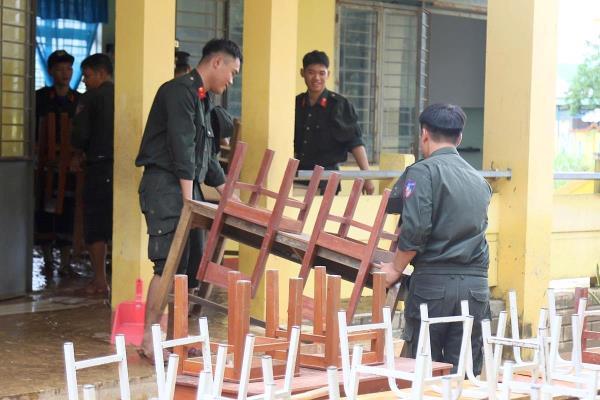 Trung đoàn Cảnh sát cơ động hỗ trợ người dân Quảng Ngãi dọn dẹp sau lũ