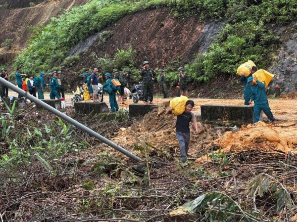 Lực lượng vũ trang TP Đà Nẵng vận chuyển lương thực tiếp tế cho các hộ dân bị cô lập
