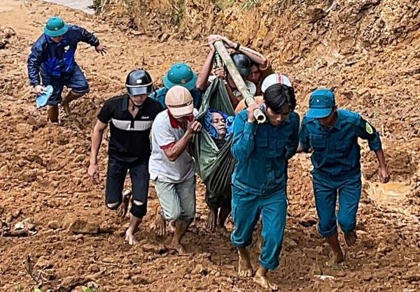 Vượt núi, băng rừng đưa người đàn ông bị tai biến ở vùng cao Quảng Ngãi đi cấp cứu