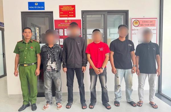 Cáo đầu đen sa lưới