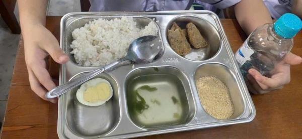 Mới đầu năm học, một số trường học ở Quảng Trị đã vướng lùm xùm