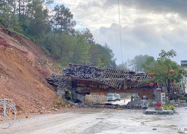 Cổng chào vào Cao nguyên đá Đồng Văn đổ sập do sạt lở nghiêm trọng
