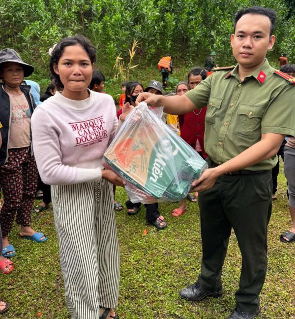 Công an xã Trà Đốc đồng hành, chia sẻ khó khăn với người dân bị thiệt hại do mưa lũ
