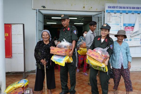 Phòng Cảnh sát cơ động Công an tỉnh Lâm Đồng hỗ trợ nhân dân Hàm Liêm bị ảnh hưởng mưa lũ