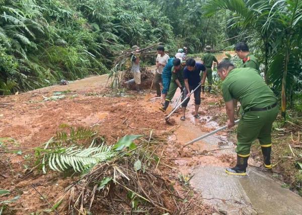 Miền núi Quảng Ngãi tiếp tục sạt lở, chính quyền khuyến cáo người dân di dời khỏi vùng nguy hiểm