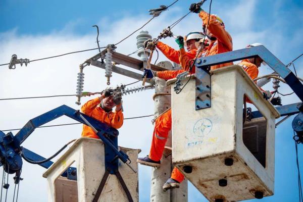 Cấp điện trở lại cho hơn 92% khách hàng sau bão số 13 (Kalmaegi)