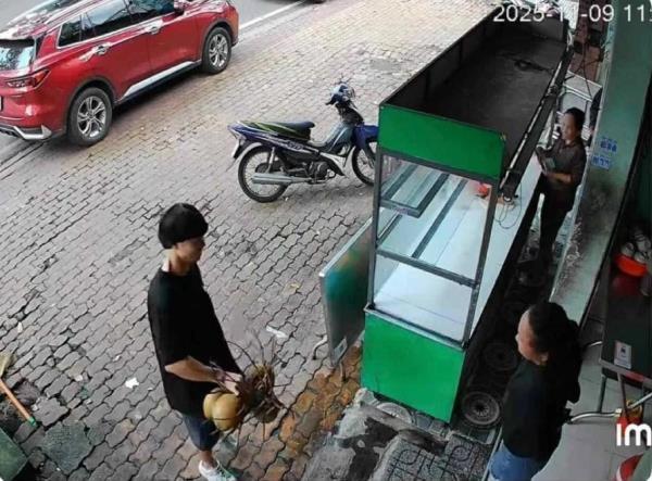 Công Phượng tặng dừa tạo viral trên mạng