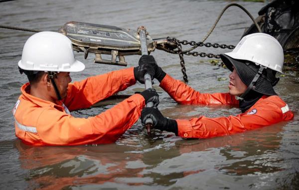 Hơn 99% khách hàng đã được cấp điện trở lại sau bão số 13