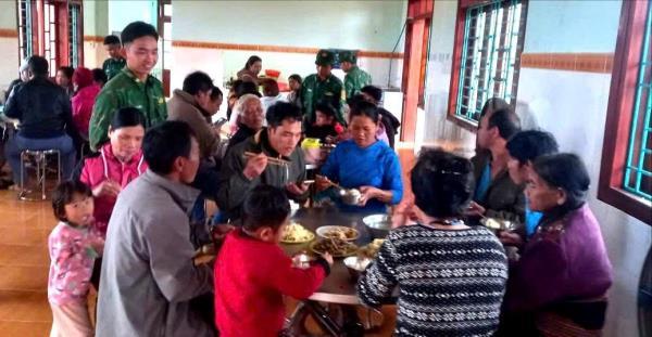 Bộ đội Biên phòng tổ chức Bếp ăn 0 đồng cho người dân ảnh hưởng sạt lở ở Hùng Sơn