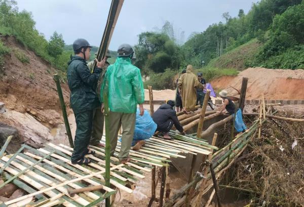 Dựng cầu tạm giúp người dân Sơn Hà vượt điểm sập cầu Nước Bao