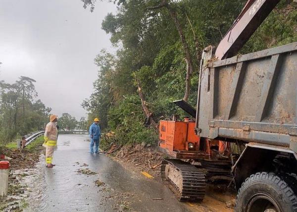 Đèo Violắc và nhiều tuyến đường ở Quảng Ngãi tiếp tục sạt lở do mưa lớn