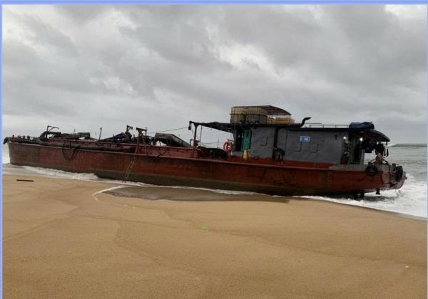 Quảng Ngãi lên phương án ứng cứu tàu sắt có 2.000 lít dầu bị sóng lớn đánh mắc cạn