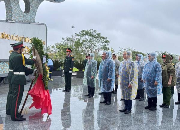 Lãnh đạo HĐND TP Đà Nẵng dâng hương tại Nghĩa trang liệt sĩ và Tượng đài Mẹ Việt Nam anh hùng