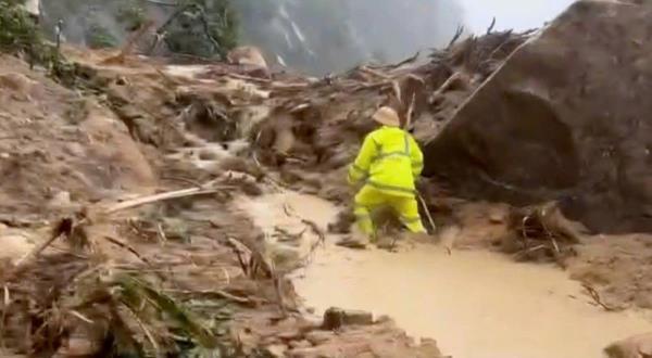 CSGT Lâm Đồng giải cứu 11 người dân và du khách mắc kẹt do sạt lở nghiêm trọng đoạn qua đèo Khánh Lê, Quốc lộ 27C