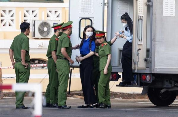 Sáng nay TAND TPHCM xét xử hoa hậu Thùy Tiên, Hằng Du Mục, Quang Linh Vlogs