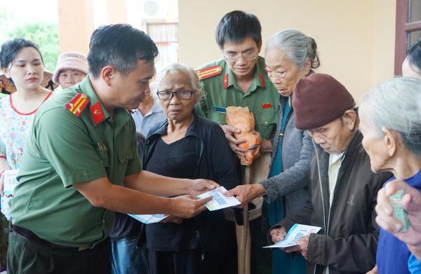 Công an TP Đà Nẵng và Báo Công an nhân dân sẻ chia yêu thương, tiếp sức bà con vùng ngập