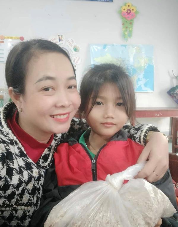Cảm động học sinh vùng cao Đà Nẵng tặng túi gạo nhỏ làm quà cho cô giáo