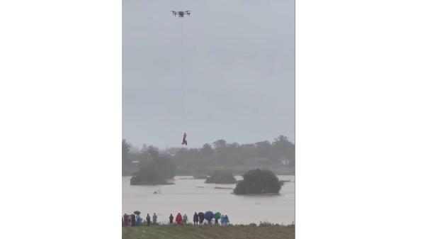 Dùng drone cứu người bị lũ cuốn trôi