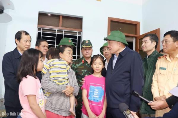 Phó Thủ tướng Thường trực Chính phủ Nguyễn Hòa Bình thăm, động viên người dân vùng lũ tại phường Đông Hòa