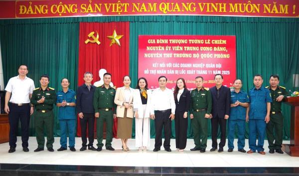 Thượng tướng Lê Chiêm trao quà hỗ trợ người dân bị thiệt hại do lốc xoáy