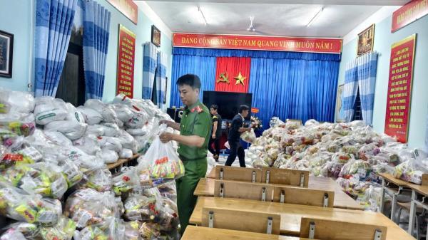 Xuyên đêm hỗ trợ bốc dỡ, vận chuyển hàng cứu trợ đến người dân vùng chịu thiệt hại mưa lũ