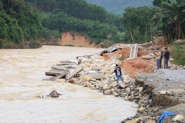 Lũ dữ cực đoan hoành hành miền Trung - thủy điện có vô can? (Kỳ 2: Bất an bên dòng sông Trường)