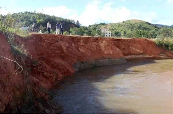 Suối Đăk Ter sạt lở, uy hiếp an toàn khu dân cư và Quốc lộ 40B