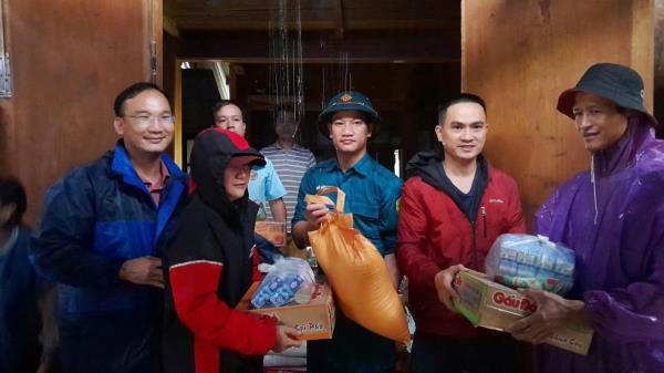 Vượt lòng hồ thủy điện chi viện lương thực cho người dân vùng bị cô lập