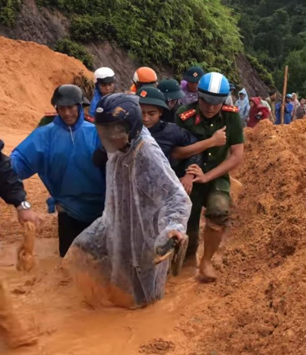 Gồng mình đưa sản phụ vùng cao đi sinh trong điều kiện khắc nghiệt