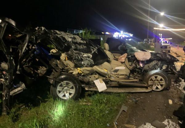 Tai nạn liên hoàn xe ô-tô bẹp dúm