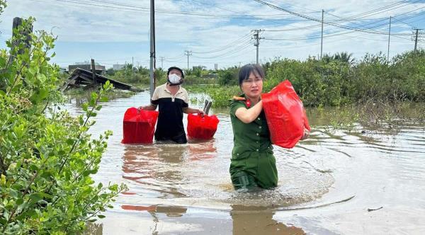 Ấm lòng vùng mưa lũ