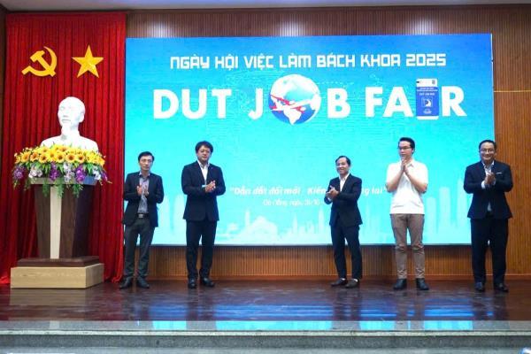 Gần 300 vị trí việc làm và thực tập tại Ngày hội việc làm Bách khoa – DUT Job Fair 2025