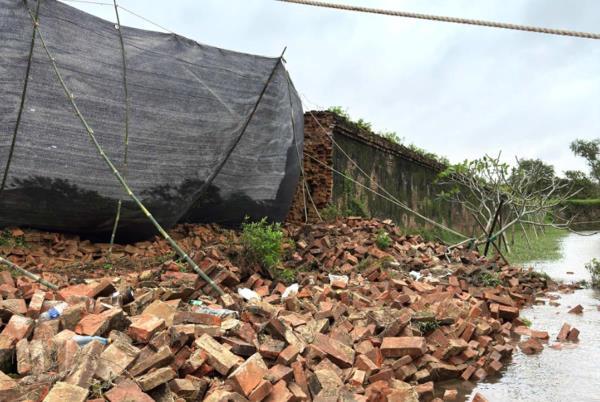 Sập tường Hoàng thành Huế