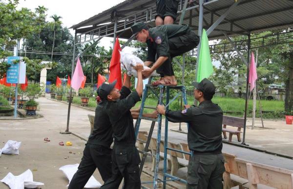 CSCĐ Nam Trung Bộ giúp người dân Quảng Ngãi chằng chống nhà cửa