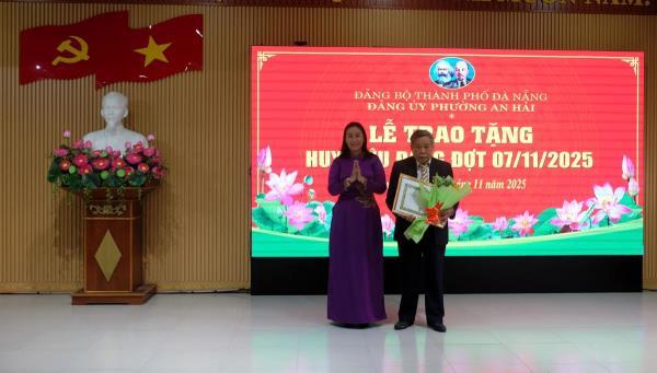 Trao tặng Huy hiệu Đảng đợt 7-11 cho 196 đảng viên