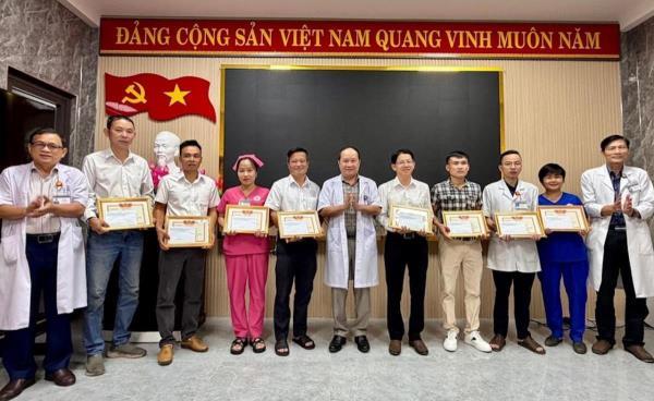 Bệnh viện Đa khoa khu vực Quảng Nam khen thưởng 15 cá nhân xuất sắc
