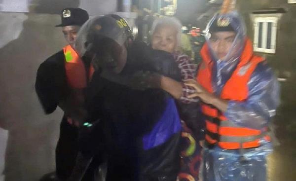 Công an, dân quân cõng người già và trẻ nhỏ sơ tán trong đêm nước biển dâng ở Sa Huỳnh